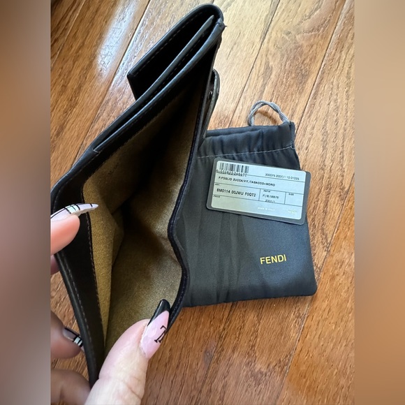 Fendi bifold wallet w/ dust bag! Perfect like new condition! - Picture 5 of 6